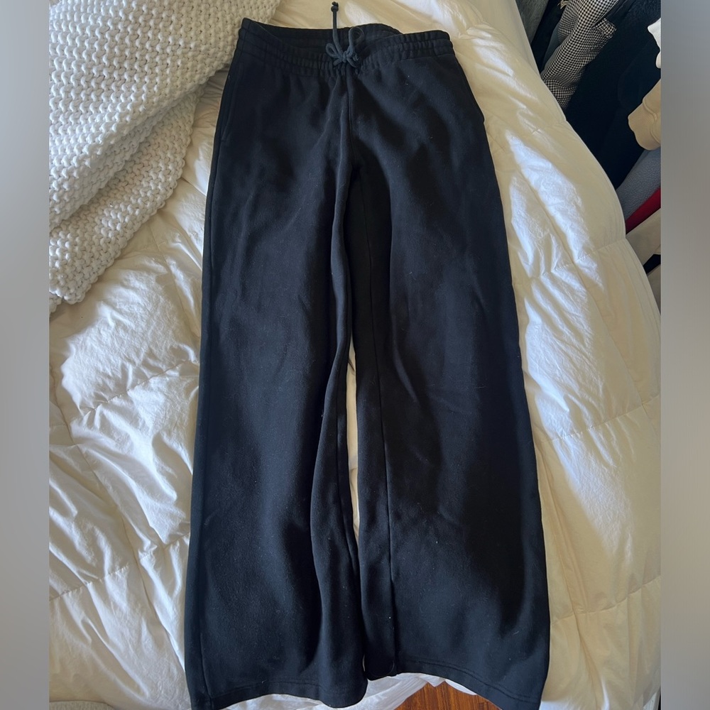 Aritzia TNA Cozy Fleece Boyfriend Basic Wide Sweatpant size Small